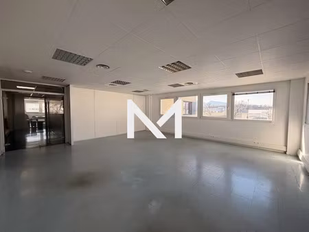 location locaux professionnels 3 pièces 95 m² à crolles (38920)  975 €