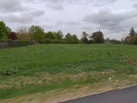 très beau terrain constructible de 2257m² (façade 22 ml)