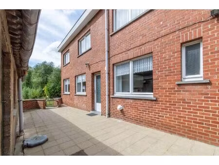 een lichtrijke  te renoveren half open bebouwing