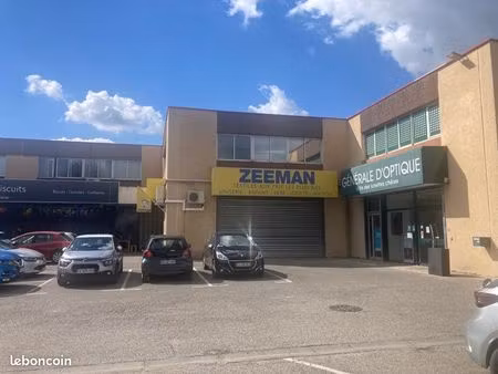 local de 600 m2 dans zone commerciale
