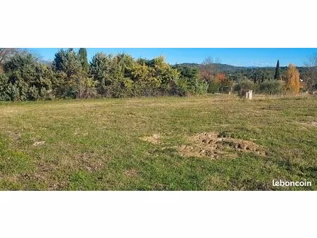 terrain 680 m² barjols