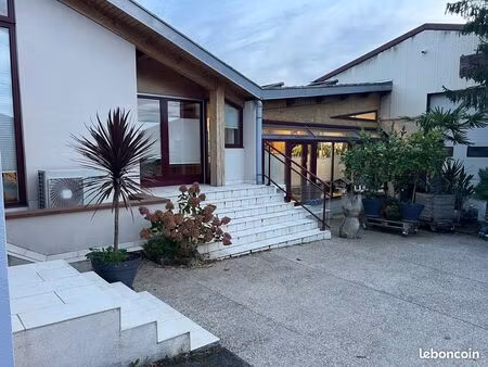 maison d’habitation environ 250 m2