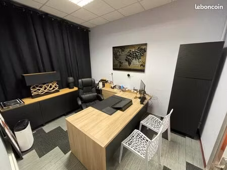 à louer : bureau avec forte visibilité  idéal pour activité professionnelle
