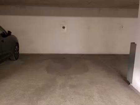 grande place de parking à saint