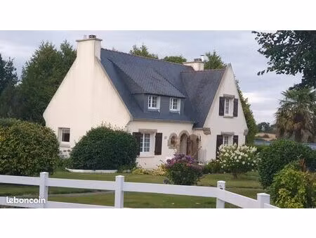 maison néo-bretonne avec hangar et champ