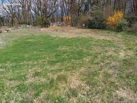 terrain 700m2- saint ismier haut