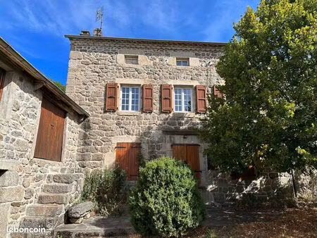 magnifique corps de ferme en margeride