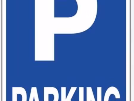 grande place de parking devant le parc de la vallée