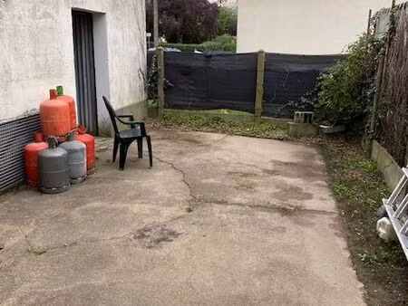 local de stockage 150 m2 + cours privative angers doyenné