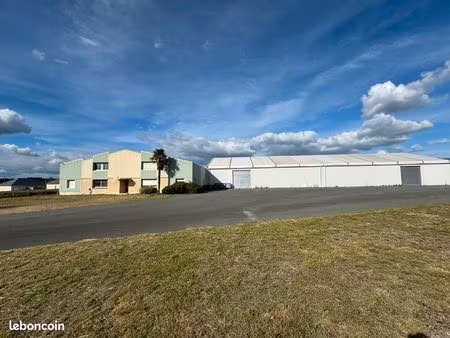 à vendre – bâtiment industriel avec bureaux sur vaste terrain aménagé