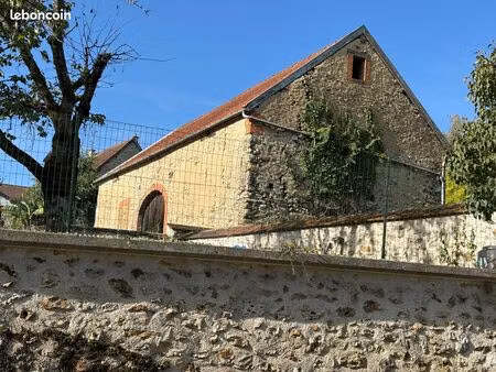 local divers 736 m² montmort lucy