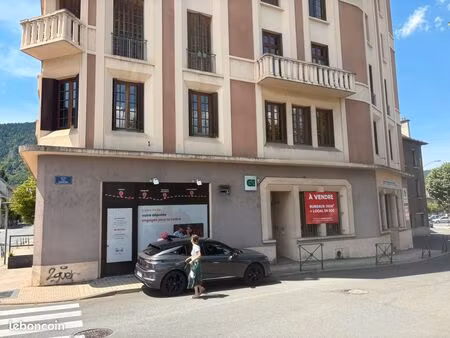 particulier vend locaux/bureaux pour profession libérale- entreprise-association 125 000