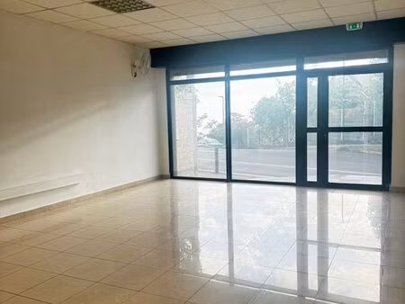 local 64 m² trois-bassins