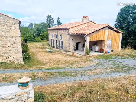 belle maison en pierre avec terrasses