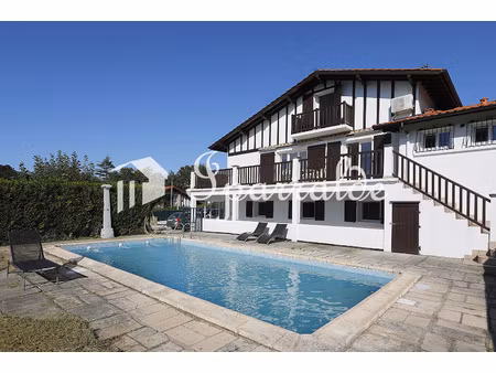 à vendre-magnifique ensemble immobilier avec piscine et vue