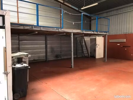 entrepôt 150m3 + mezzanine 32m2