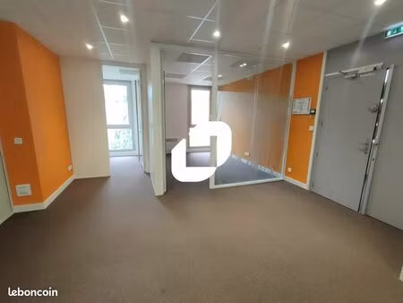 bureaux 77 m²