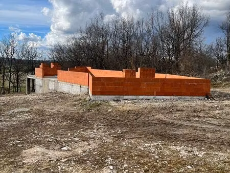 terrain avec projet de construction à terminer