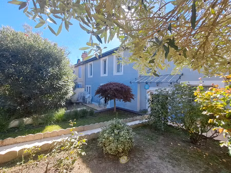 grande maison à pied des commerces avec jardin et garage .