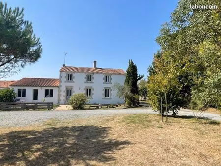 propriété de 6 7 ha  potentiel équestre  proche la rochelle