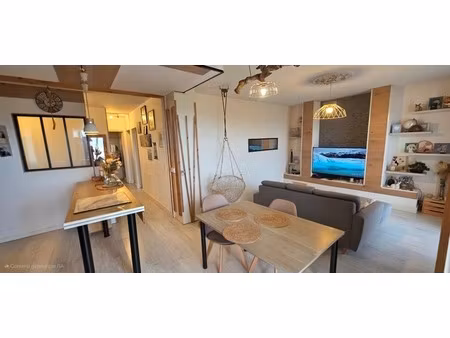 à vendre – t3 rénové avec terrasse et vue dégagée sur l’étang de biguglia