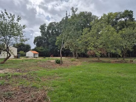 beau terrain clos de 1600 m2  secteur calme  proche commerces et transport