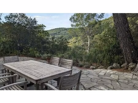 villa avec piscine sur grand terrain au calme absolu