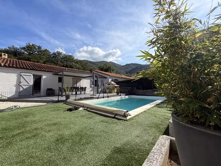 maison recente de plain-pied avec piscine