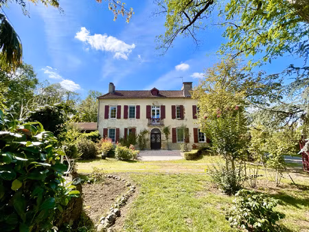 maison de maître de 1832 206 m2 parc arboré  piscine et