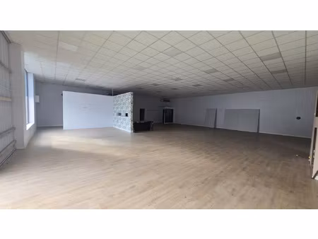 local commercial 335 m2 avec extérieur de 130 m2 - zone comm