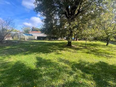 vente terrain à montaigu (85600) : à vendre / 930m² montaigu