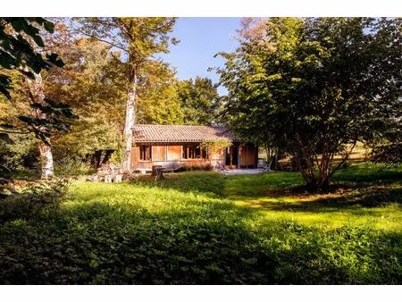 maison en bois tout confort dans son écrin de verdure