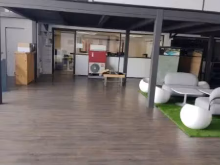 - local commercial sur axe passant