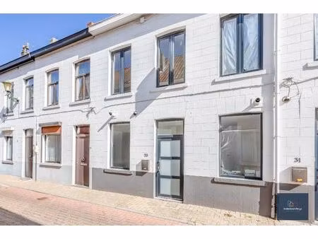 instapklare gerenoveerde woning in rij met terras  tuin en garagebox