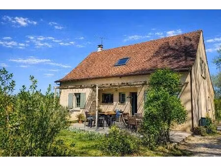 maison située dans un environnement verdoyant et paisible  cette charmante maison allie...
