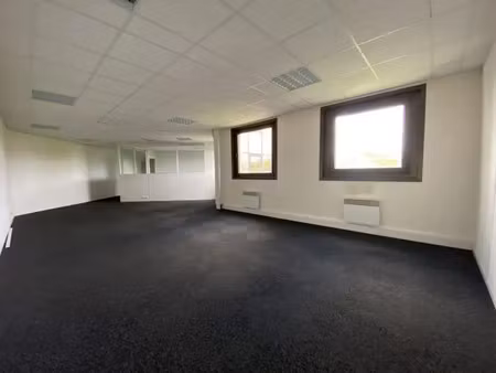 bureaux au pied de l'autoroute a86