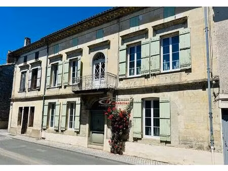 elégante résidence de caractère du 18ème siècle avec cour et jardin