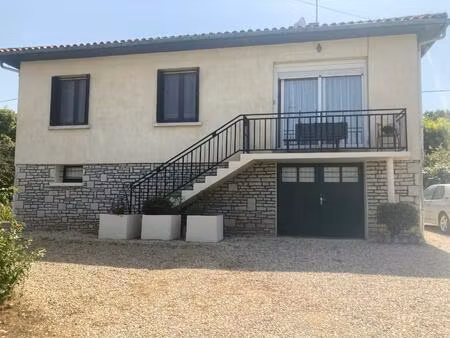 maison traditionnelle à la campagne avec piscine