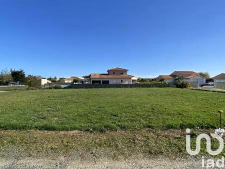 vente terrain à bazoges-en-paillers (85130) : à vendre / 842m² bazoges-en-paillers