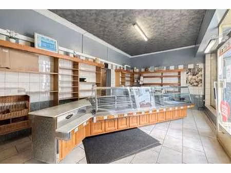 vaste immeuble mixte situé à proximité de tous les commerces