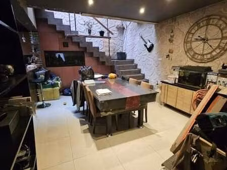 belle maison atypique a rafraichir  idealement situee.