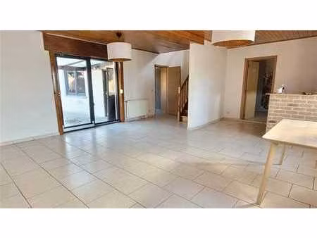 maison 3 façades avec carport et jardin.