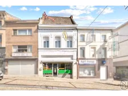 commerce + appartement idéalement situés dans la grand rue!