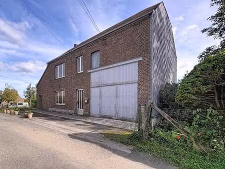 ancienne fermette avec vue imprenable et verger sur 40a.