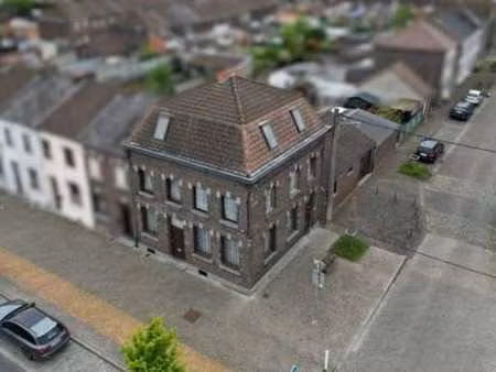 spacieuse double maison avec garage.