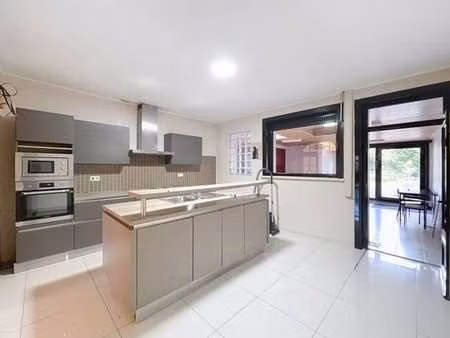 grande maison lumineuse avec 5 chambres et jardin