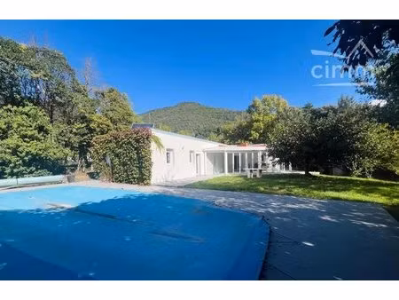 belle villa avec piscine sur grand terrain