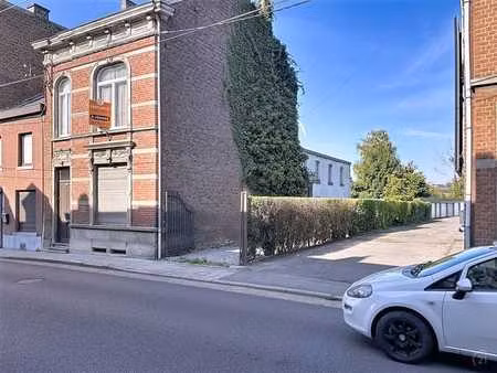 spacieuse maison 3 façades avec 2 garages et vaste cour à va