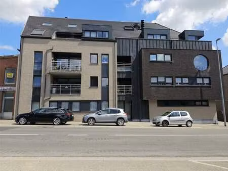 appartement met terras en garage in het centrum van moerbeke