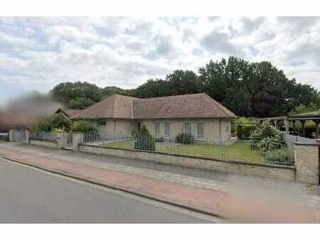 jolie villa avec garage et beau jardin